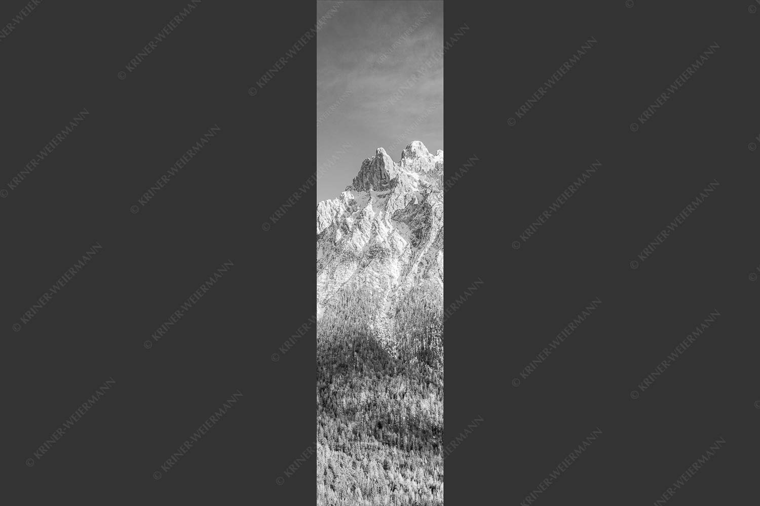 Blick auf das Karwendel mit der Viererspitze von Mittenwald - Wenig Schnee 1:4 sw -- Karwendelblick von Mittenwald - mehr Infos bei www.Kriner-Weiermann.de