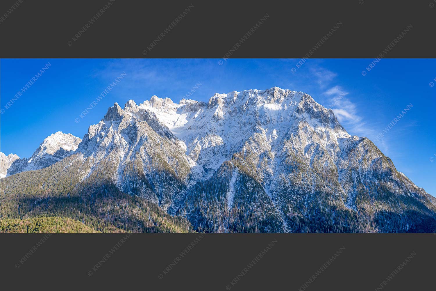 Blick auf das Karwendel mit der Viererspitze von Mittenwald - Wenig Schnee 2,5:1  -- Karwendelblick von Mittenwald - mehr Infos bei www.Kriner-Weiermann.de