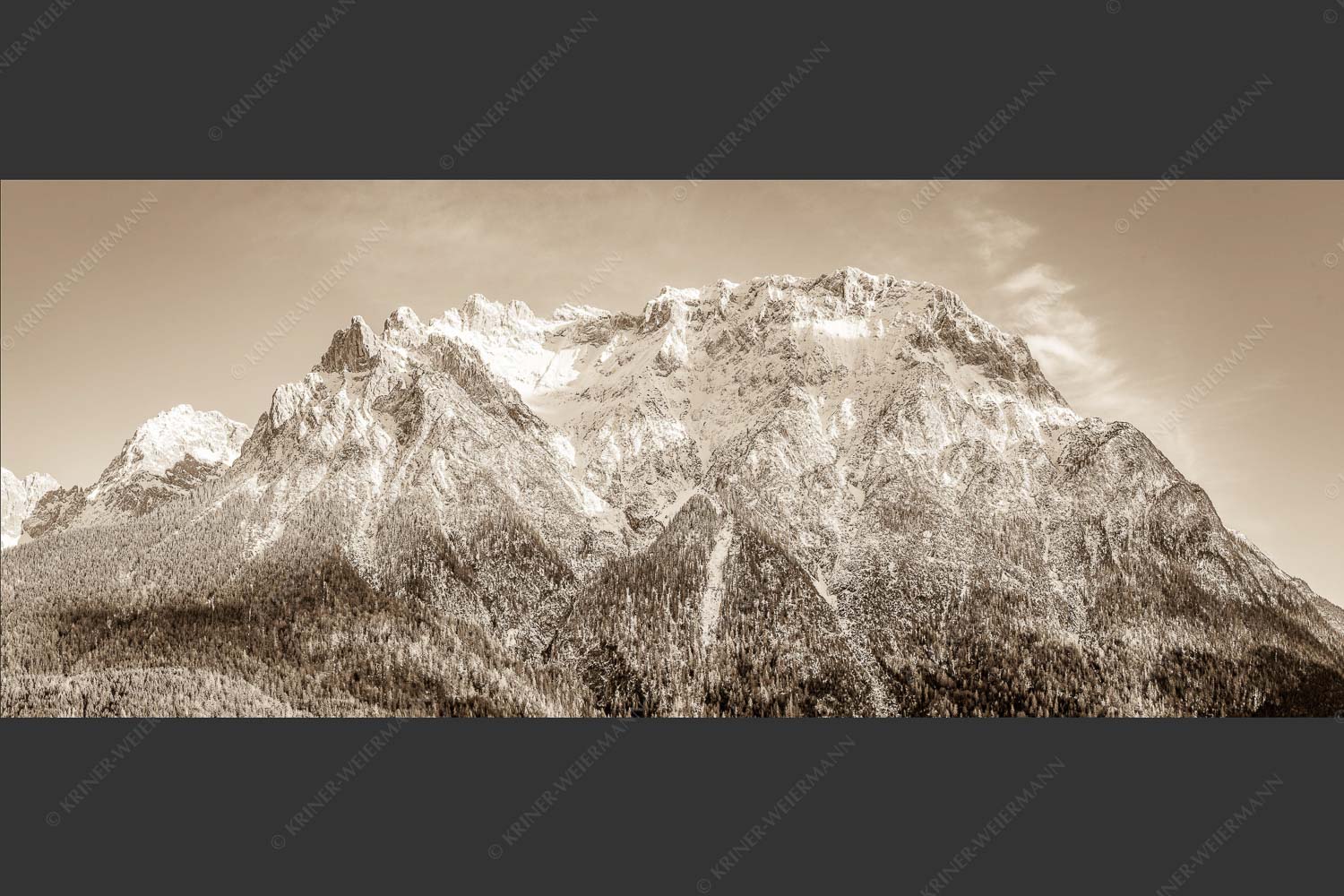 Blick auf das Karwendel mit der Viererspitze von Mittenwald - Wenig Schnee 2,5:1 sepia -- Karwendelblick von Mittenwald - mehr Infos bei www.Kriner-Weiermann.de