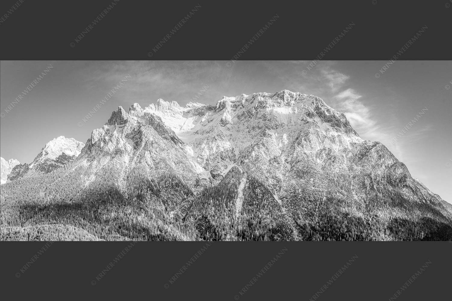 Blick auf das Karwendel mit der Viererspitze von Mittenwald - Wenig Schnee 2,5:1 sw -- Karwendelblick von Mittenwald - mehr Infos bei www.Kriner-Weiermann.de