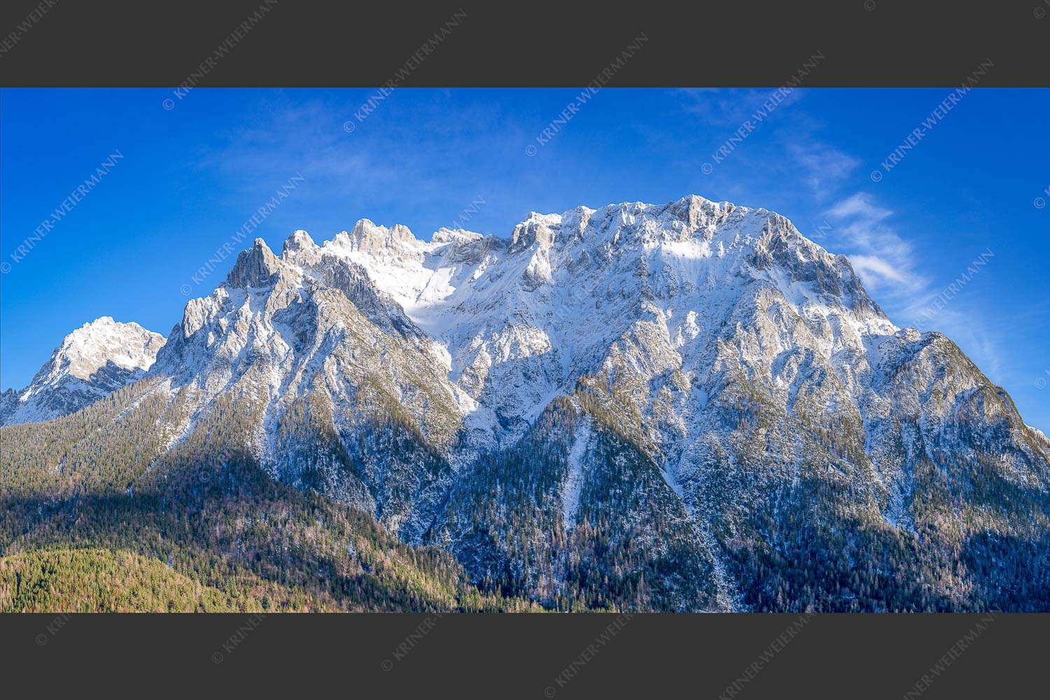 Blick auf das Karwendel mit der Viererspitze von Mittenwald - Wenig Schnee 2:1  -- Karwendelblick von Mittenwald - mehr Infos bei www.Kriner-Weiermann.de