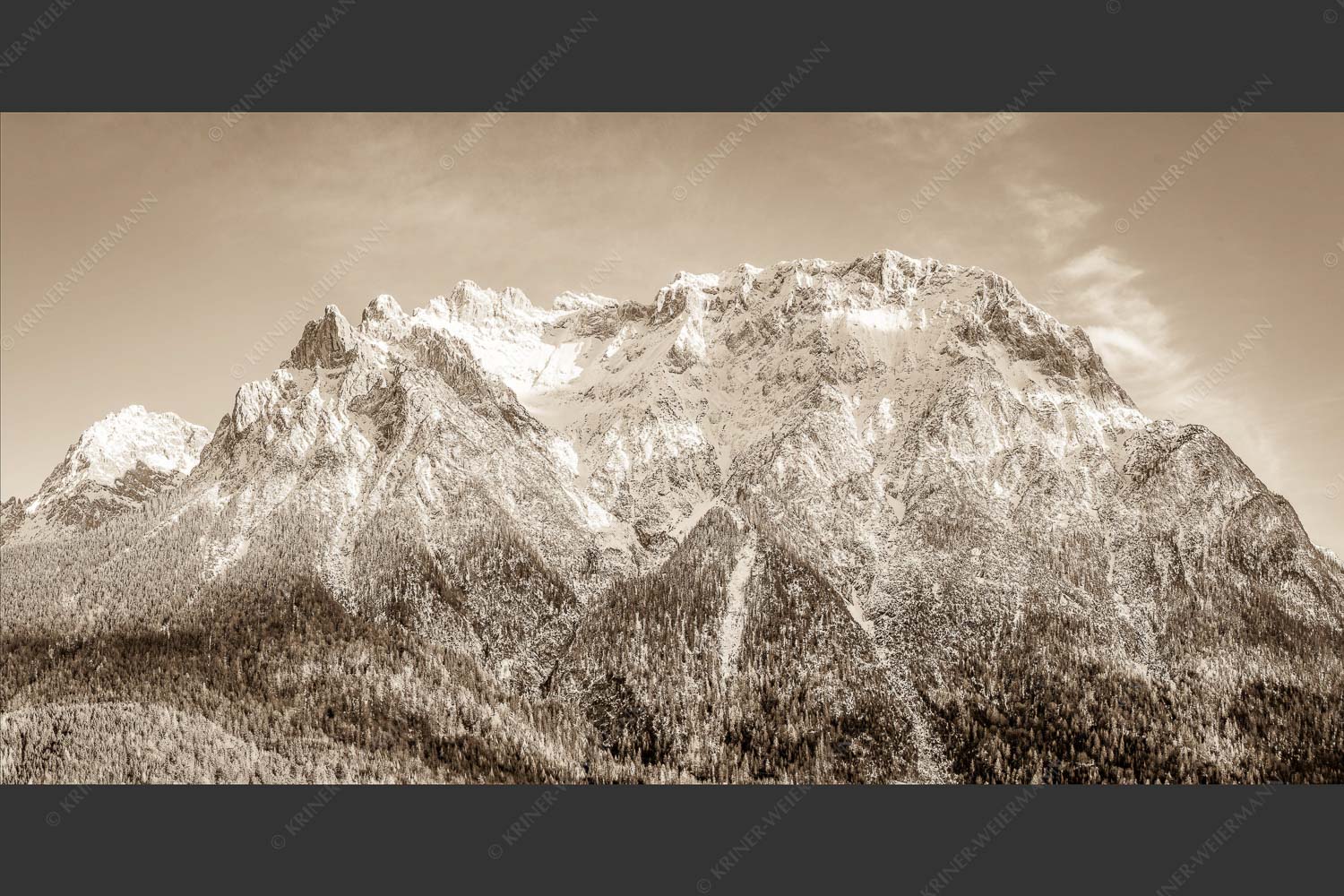 Blick auf das Karwendel mit der Viererspitze von Mittenwald - Wenig Schnee 2:1 sepia -- Karwendelblick von Mittenwald - mehr Infos bei www.Kriner-Weiermann.de