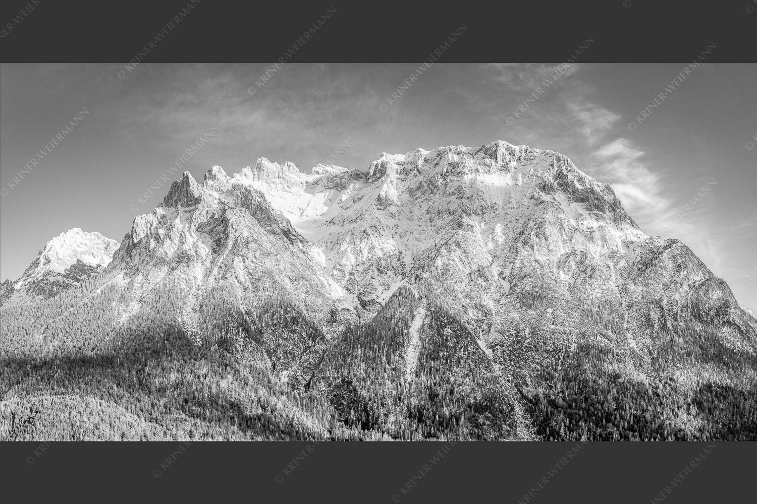 Blick auf das Karwendel mit der Viererspitze von Mittenwald - Wenig Schnee 2:1 sw -- Karwendelblick von Mittenwald - mehr Infos bei www.Kriner-Weiermann.de