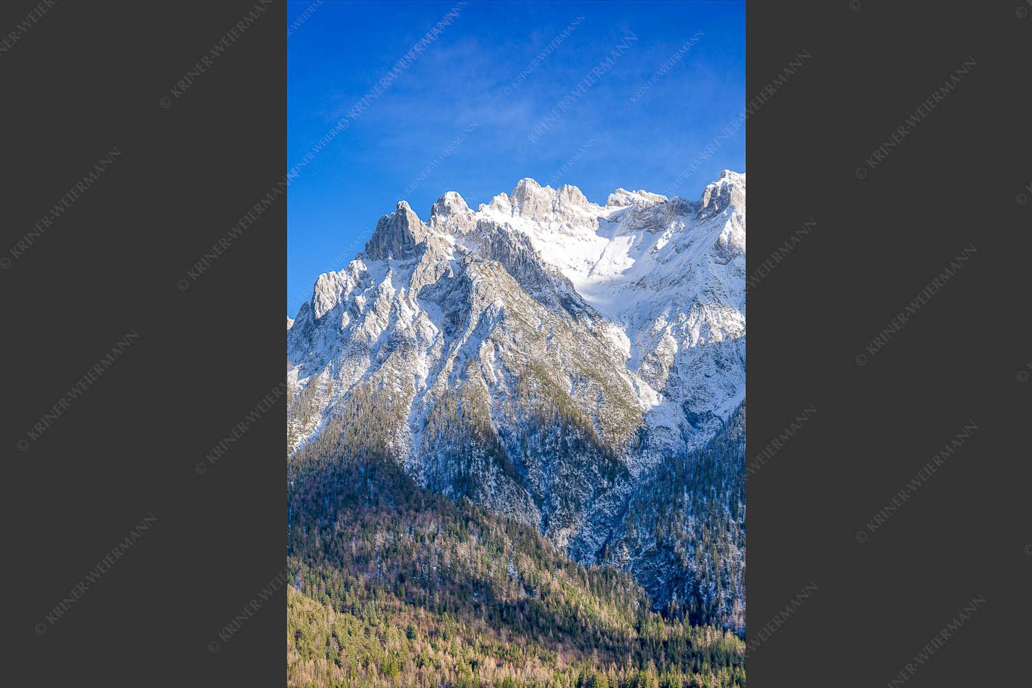 Blick auf das Karwendel mit der Viererspitze von Mittenwald - Wenig Schnee 2:3  -- Karwendelblick von Mittenwald - mehr Infos bei www.Kriner-Weiermann.de