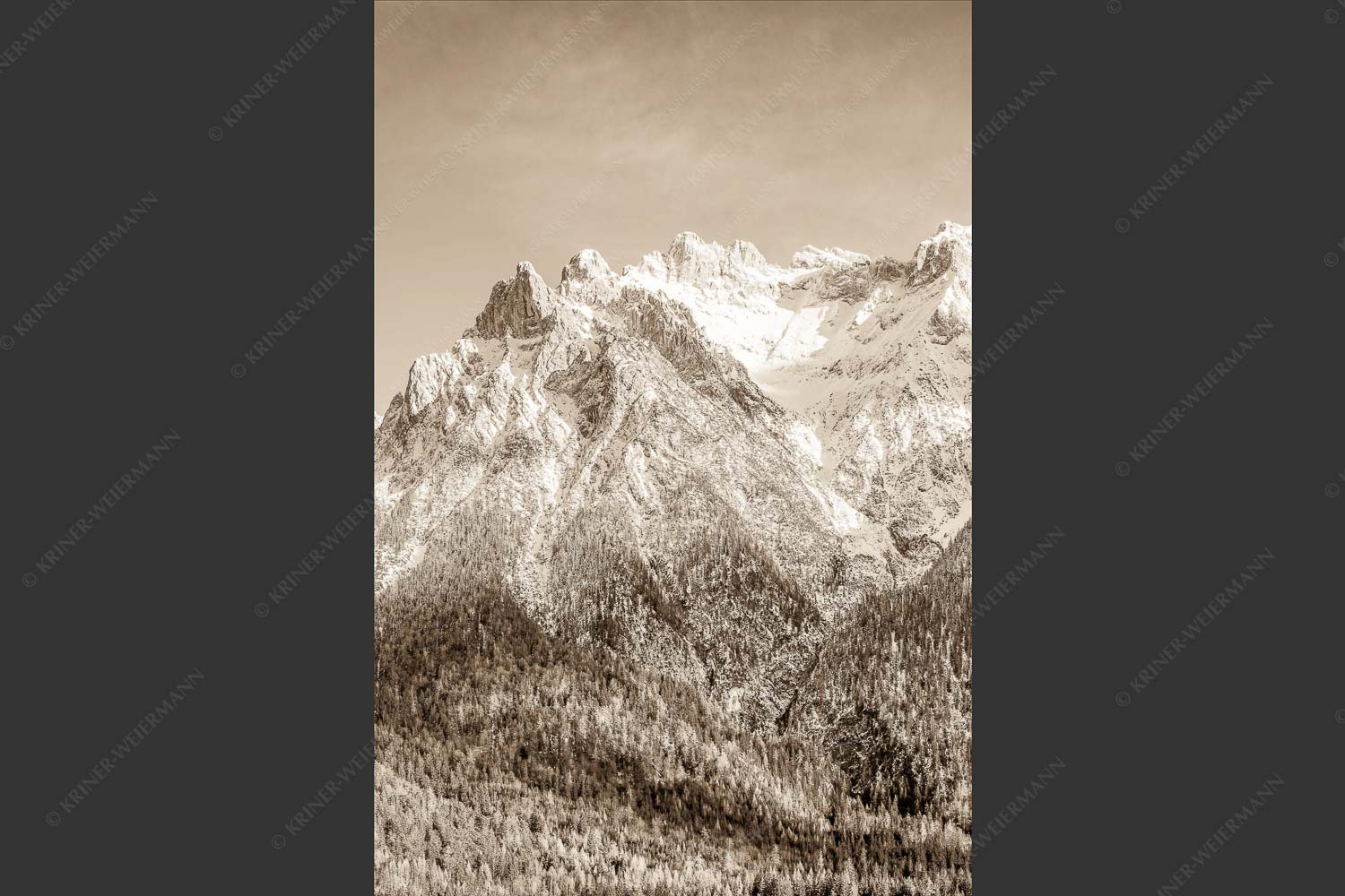 Blick auf das Karwendel mit der Viererspitze von Mittenwald - Wenig Schnee 2:3 sepia -- Karwendelblick von Mittenwald - mehr Infos bei www.Kriner-Weiermann.de