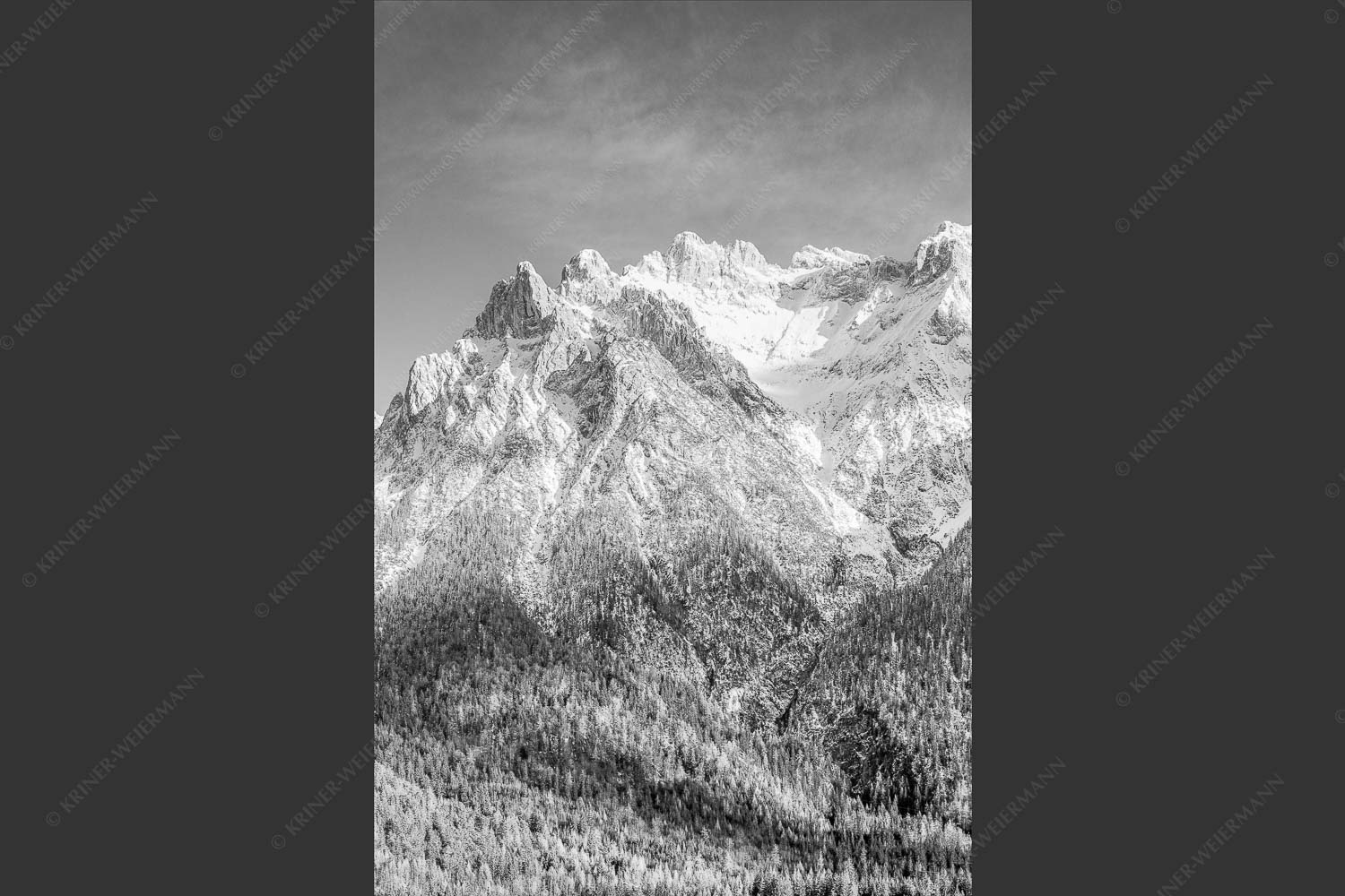 Blick auf das Karwendel mit der Viererspitze von Mittenwald - Wenig Schnee 2:3 sw -- Karwendelblick von Mittenwald - mehr Infos bei www.Kriner-Weiermann.de