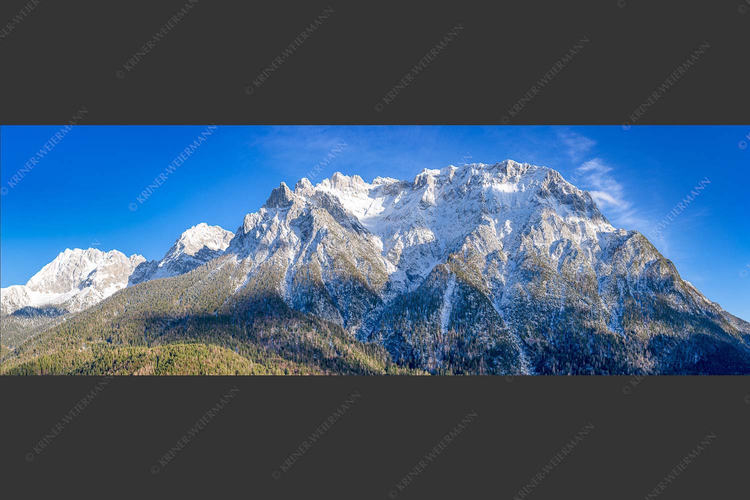 Blick auf das Karwendel mit der Viererspitze von Mittenwald - Wenig Schnee 3:1  -- Karwendelblick von Mittenwald - mehr Infos bei www.Kriner-Weiermann.de