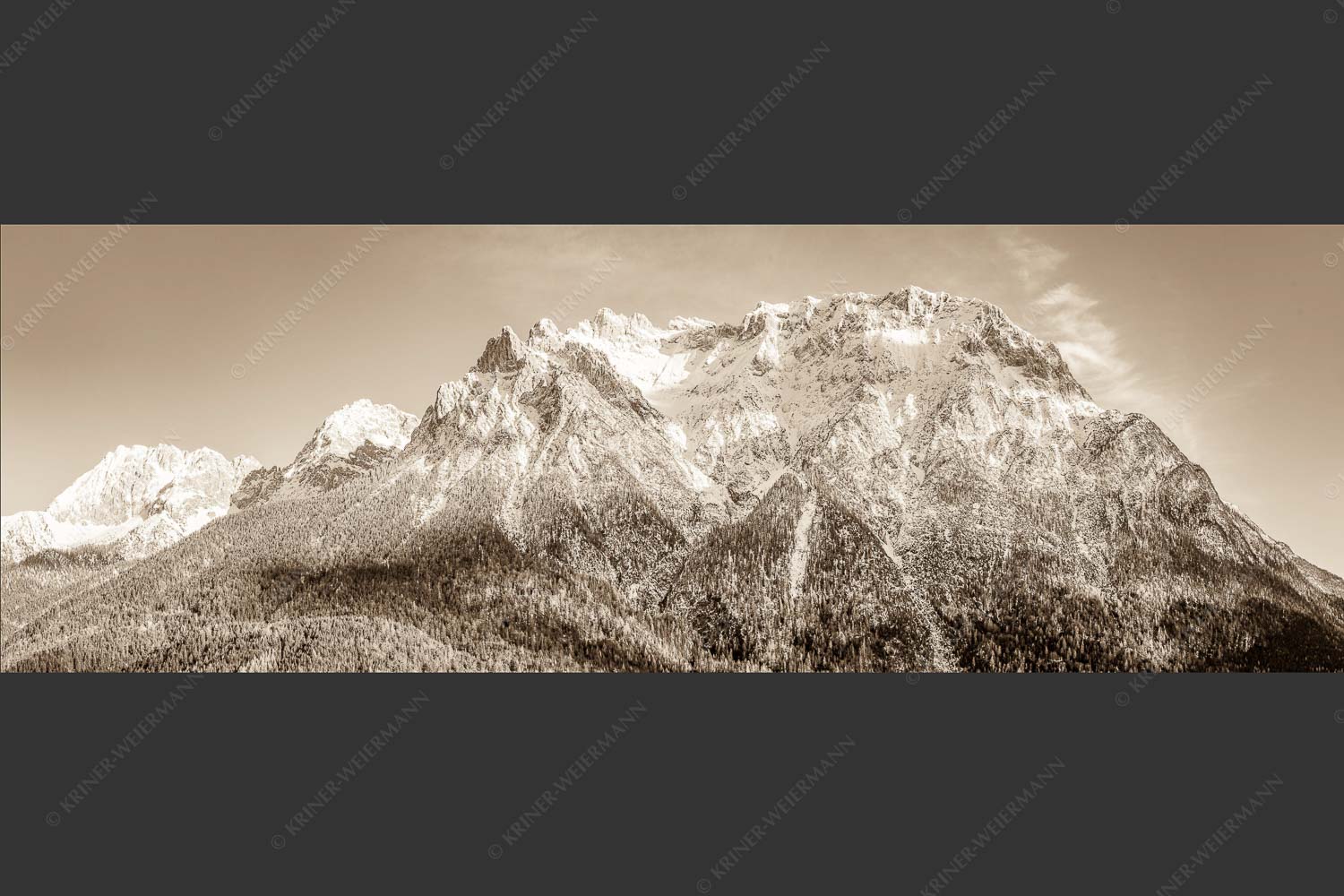 Blick auf das Karwendel mit der Viererspitze von Mittenwald - Wenig Schnee 3:1 sepia -- Karwendelblick von Mittenwald - mehr Infos bei www.Kriner-Weiermann.de