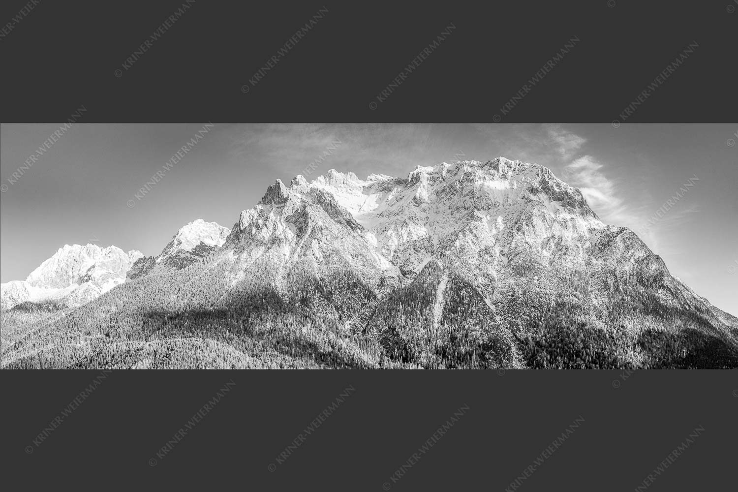 Blick auf das Karwendel mit der Viererspitze von Mittenwald - Wenig Schnee 3:1 sw -- Karwendelblick von Mittenwald - mehr Infos bei www.Kriner-Weiermann.de