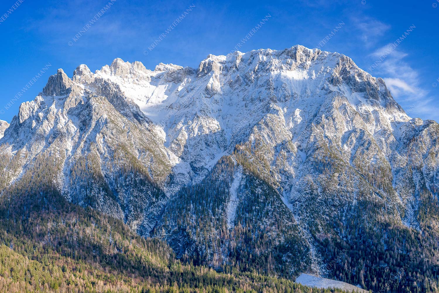Blick auf das Karwendel mit der Viererspitze von Mittenwald - Wenig Schnee 3:2  -- Karwendelblick von Mittenwald - mehr Infos bei www.Kriner-Weiermann.de