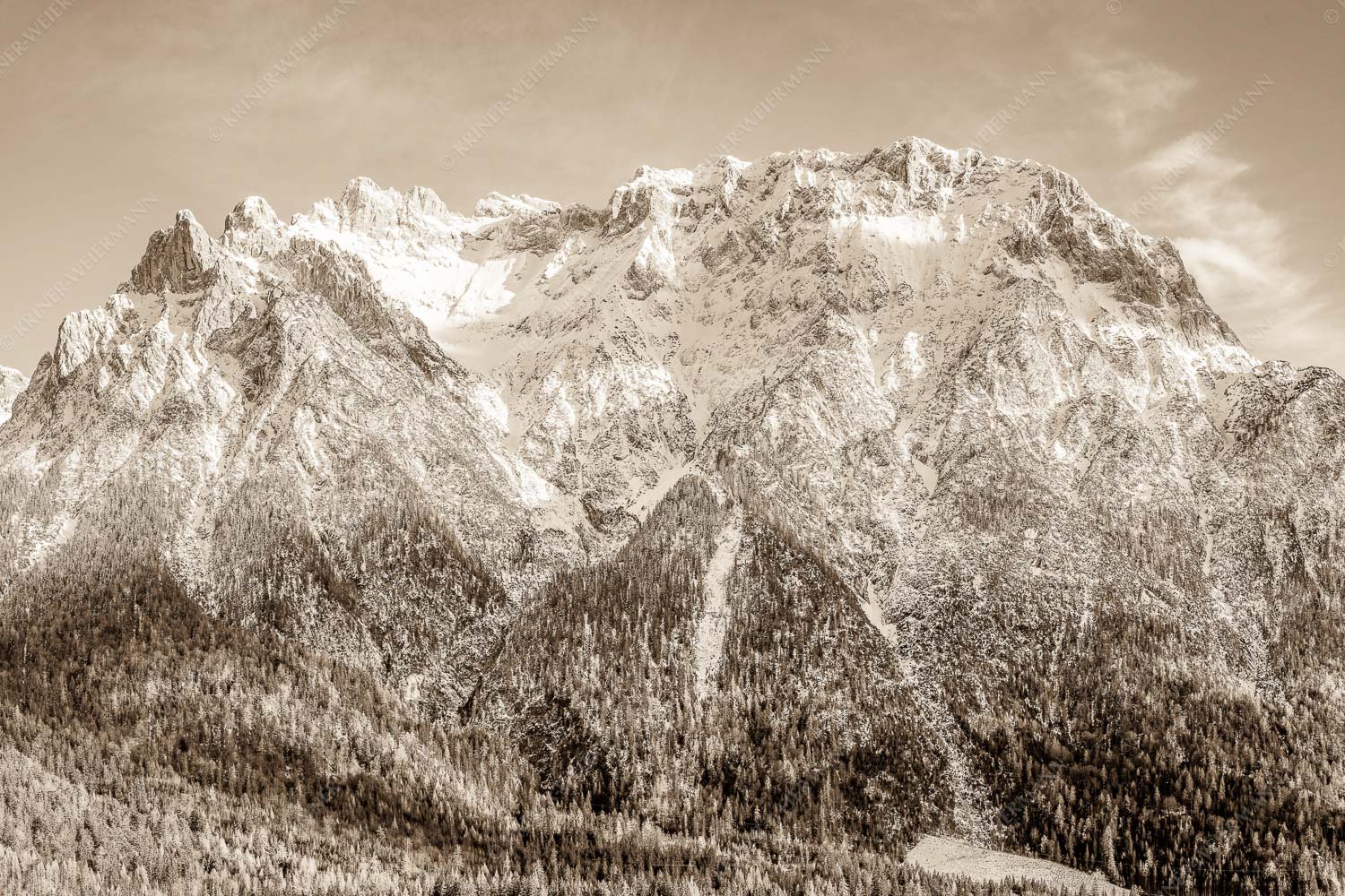 Blick auf das Karwendel mit der Viererspitze von Mittenwald - Wenig Schnee 3:2 sepia -- Karwendelblick von Mittenwald - mehr Infos bei www.Kriner-Weiermann.de