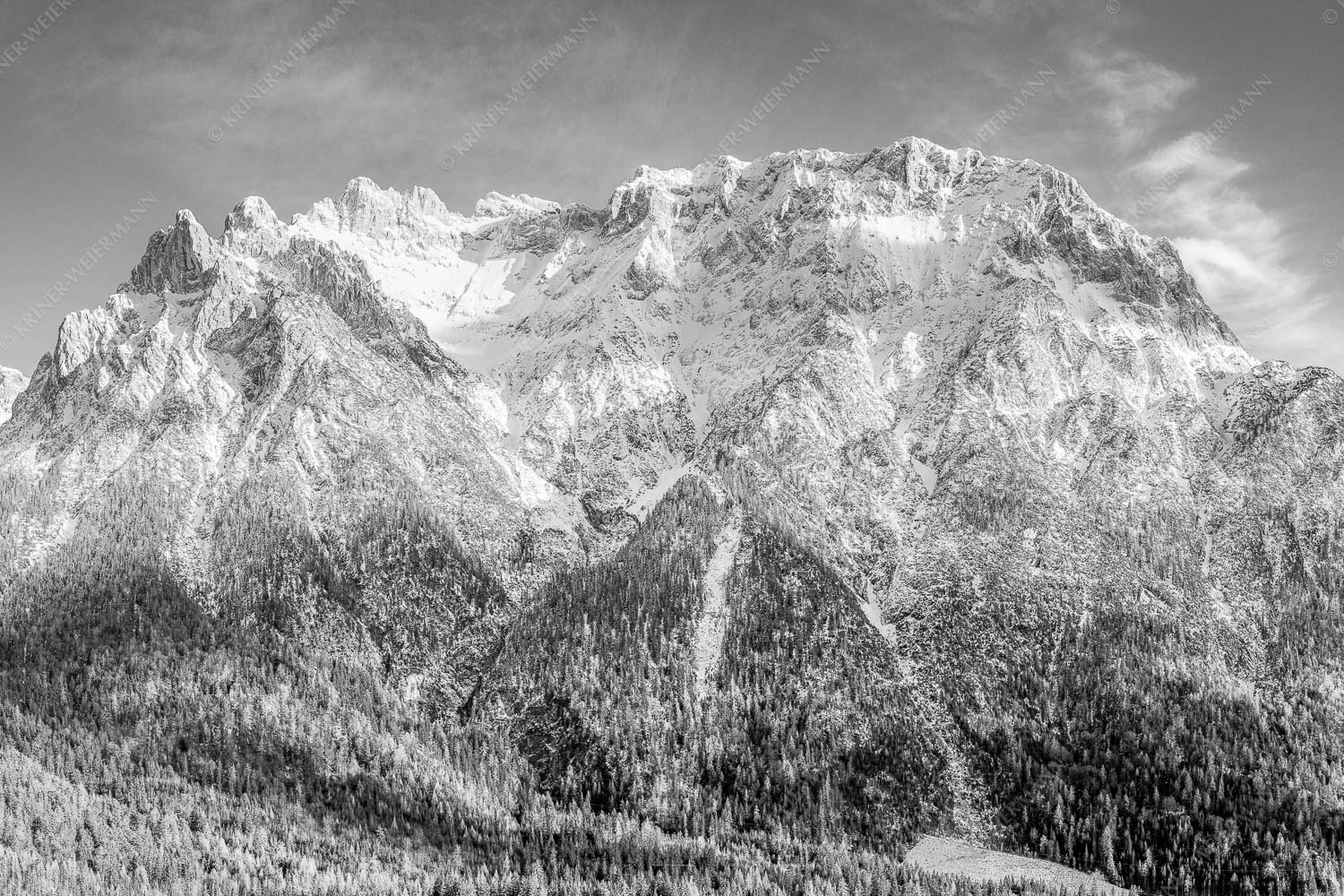Blick auf das Karwendel mit der Viererspitze von Mittenwald - Wenig Schnee 3:2 sw -- Karwendelblick von Mittenwald - mehr Infos bei www.Kriner-Weiermann.de
