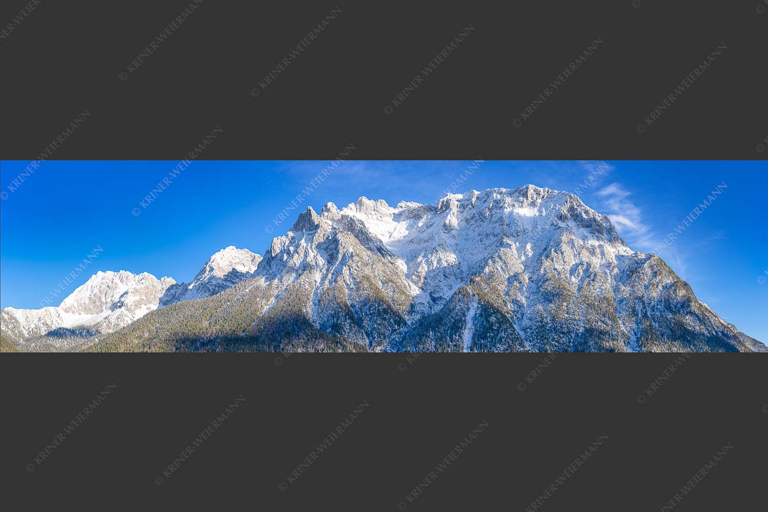 Blick auf das Karwendel mit der Viererspitze von Mittenwald - Wenig Schnee 4:1  -- Karwendelblick von Mittenwald - mehr Infos bei www.Kriner-Weiermann.de