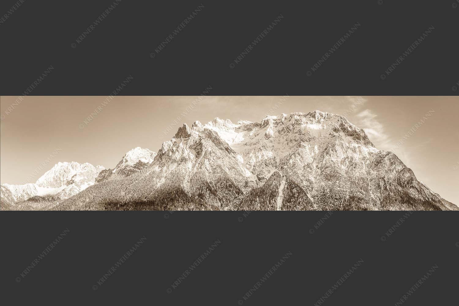 Blick auf das Karwendel mit der Viererspitze von Mittenwald - Wenig Schnee 4:1 sepia -- Karwendelblick von Mittenwald - mehr Infos bei www.Kriner-Weiermann.de