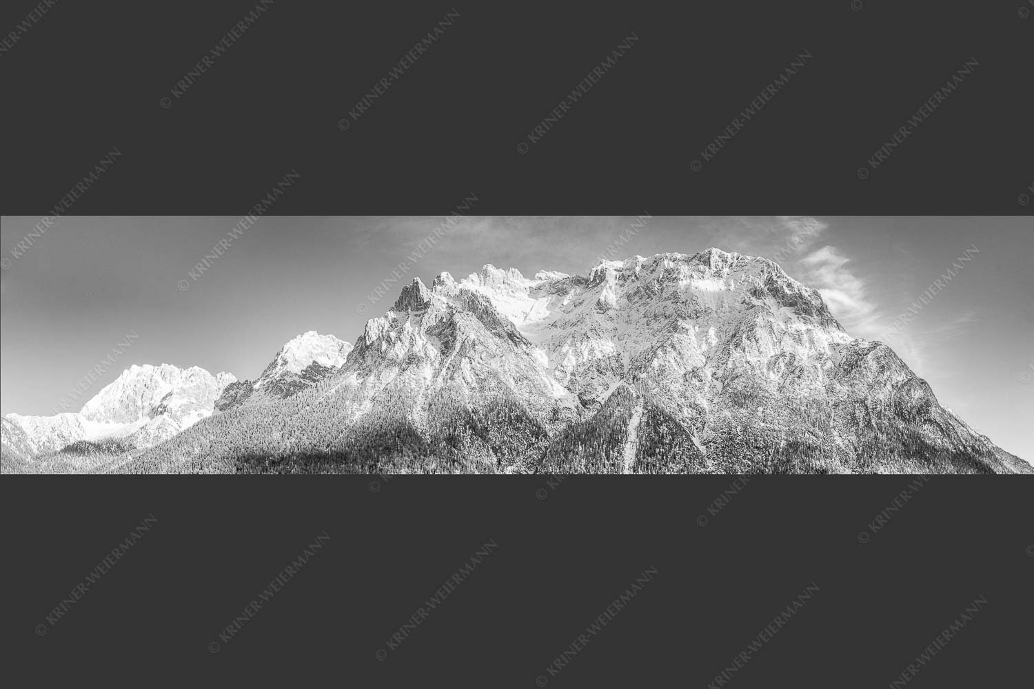 Blick auf das Karwendel mit der Viererspitze von Mittenwald - Wenig Schnee 4:1 sw -- Karwendelblick von Mittenwald - mehr Infos bei www.Kriner-Weiermann.de