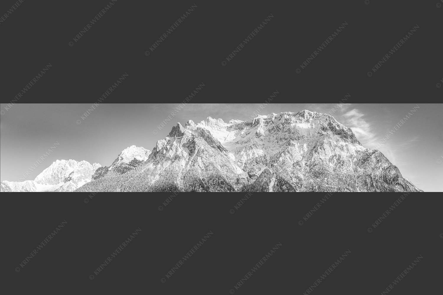 Blick auf das Karwendel mit der Viererspitze von Mittenwald - Wenig Schnee 5:1 sw -- Karwendelblick von Mittenwald - mehr Infos bei www.Kriner-Weiermann.de