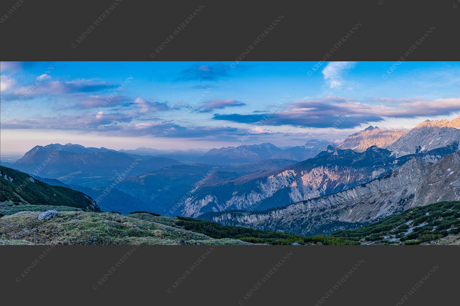 Blick vom Stuibben in das Loisach- und Isartal - Werdenfelsblick II 2,5:1  -- Frühling im Wettersteingebirge - mehr Infos bei www.Kriner-Weiermann.de