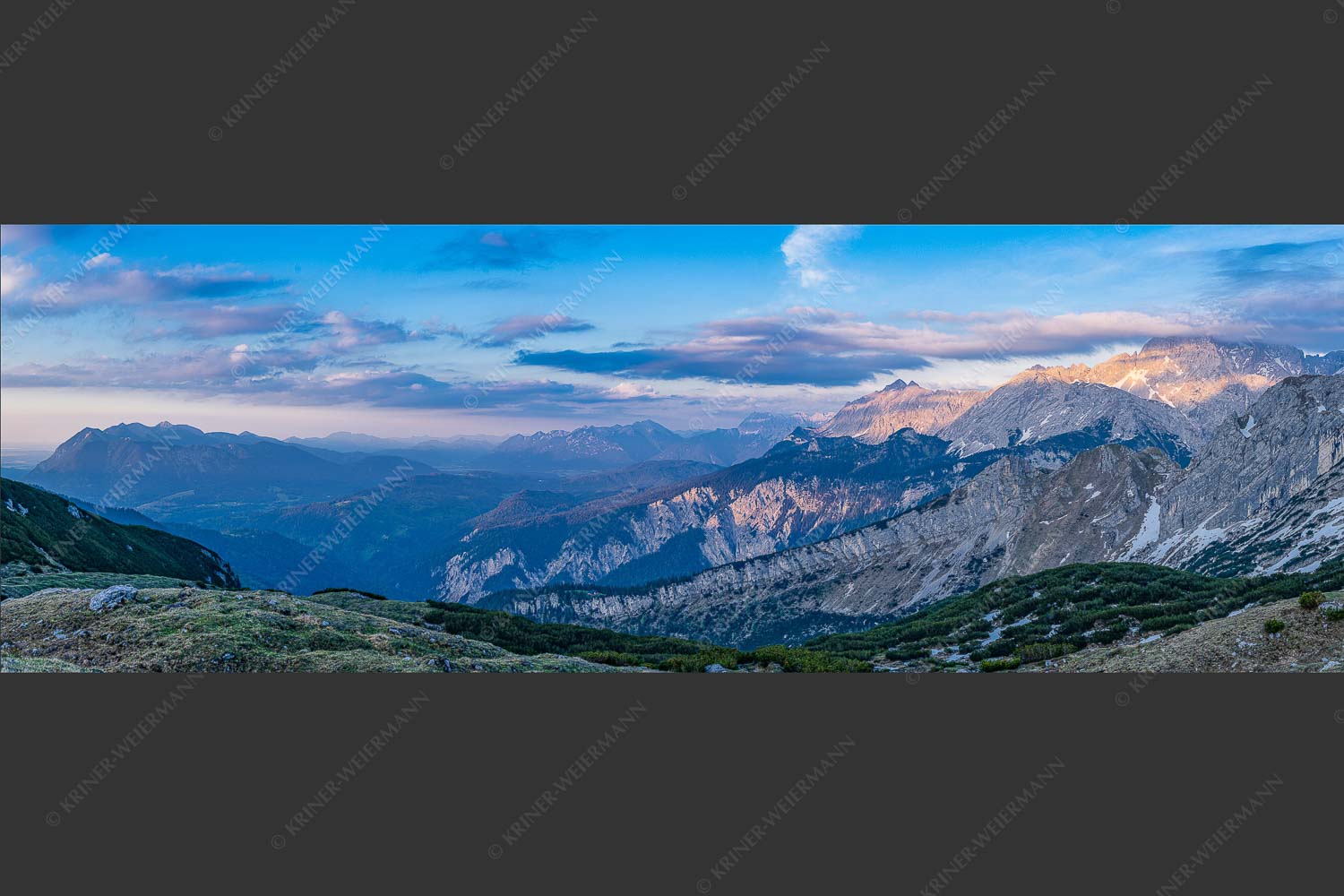 Blick vom Stuibben in das Loisach- und Isartal - Werdenfelsblick II 3:1  -- Frühling im Wettersteingebirge - mehr Infos bei www.Kriner-Weiermann.de