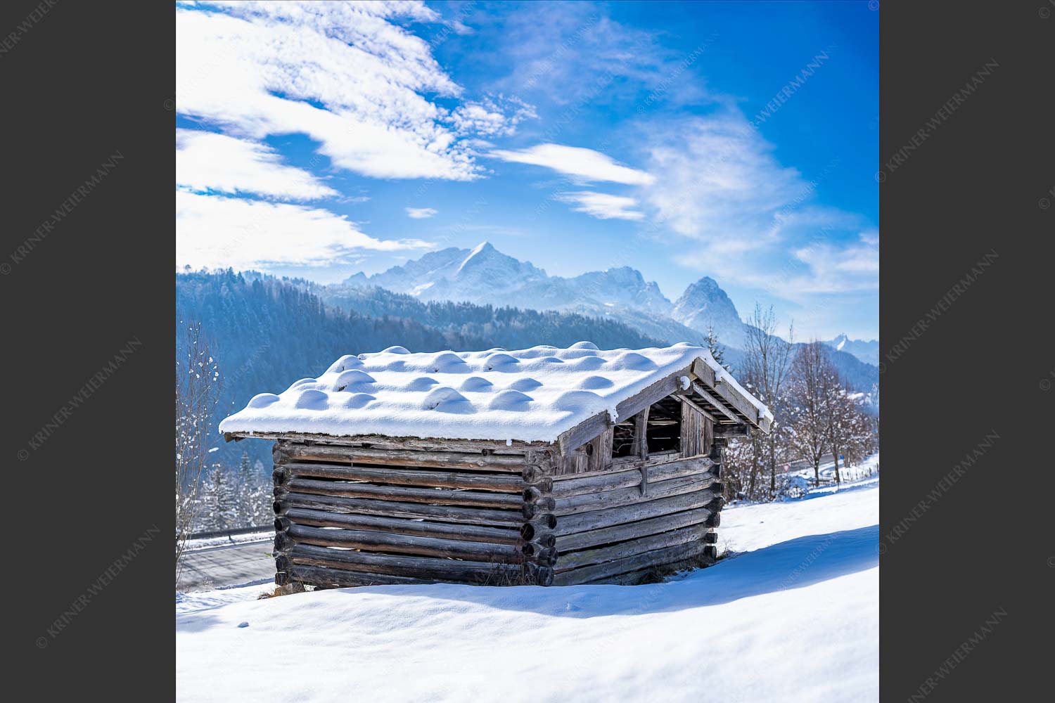 Traditioneller, Schindelgedeckter Heustadel mit Zugspitzmassiv im Wetterstein - Werdenfelser Stadel 1:1  -- Heustadel im Winter - mehr Infos bei www.Kriner-Weiermann.de
