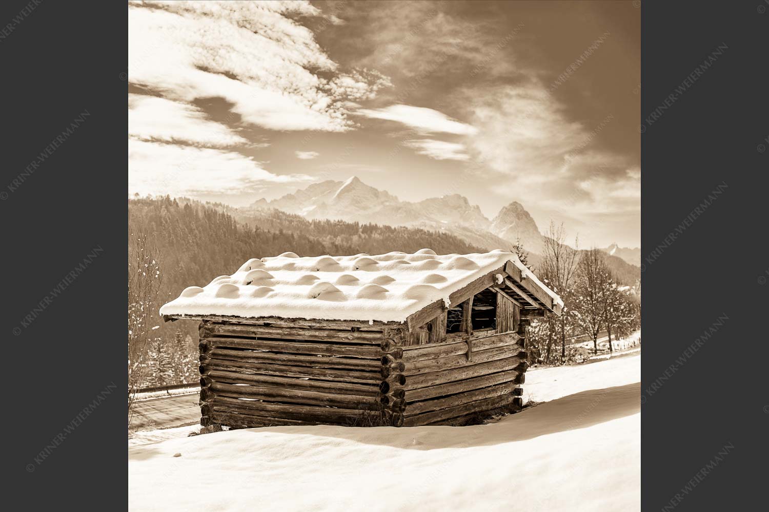 Traditioneller, Schindelgedeckter Heustadel mit Zugspitzmassiv im Wetterstein - Werdenfelser Stadel 1:1 sepia -- Heustadel im Winter - mehr Infos bei www.Kriner-Weiermann.de
