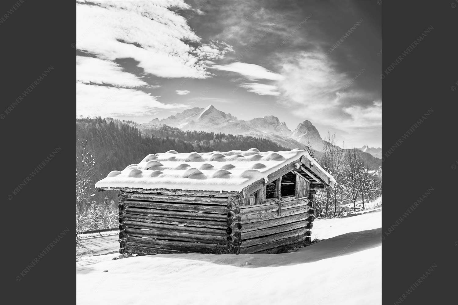 Traditioneller, Schindelgedeckter Heustadel mit Zugspitzmassiv im Wetterstein - Werdenfelser Stadel 1:1 sw -- Heustadel im Winter - mehr Infos bei www.Kriner-Weiermann.de