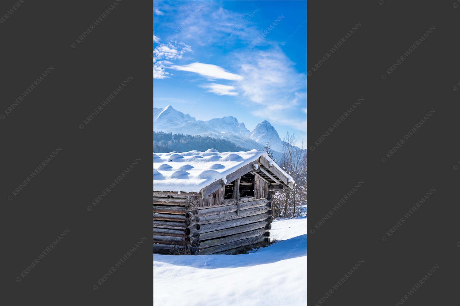 Traditioneller, Schindelgedeckter Heustadel mit Zugspitzmassiv im Wetterstein - Werdenfelser Stadel 1:2  -- Heustadel im Winter - mehr Infos bei www.Kriner-Weiermann.de