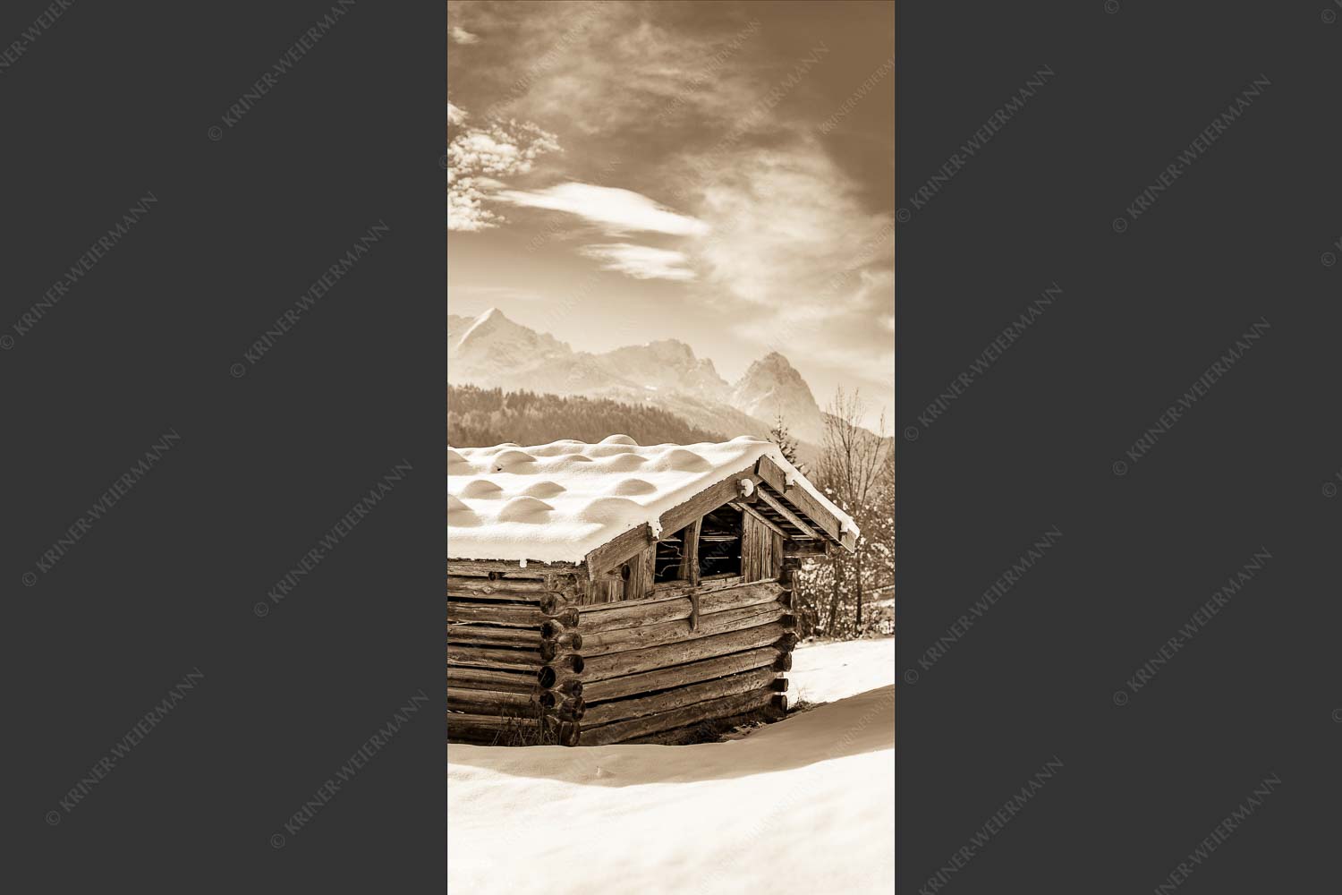 Traditioneller, Schindelgedeckter Heustadel mit Zugspitzmassiv im Wetterstein - Werdenfelser Stadel 1:2 sepia -- Heustadel im Winter - mehr Infos bei www.Kriner-Weiermann.de