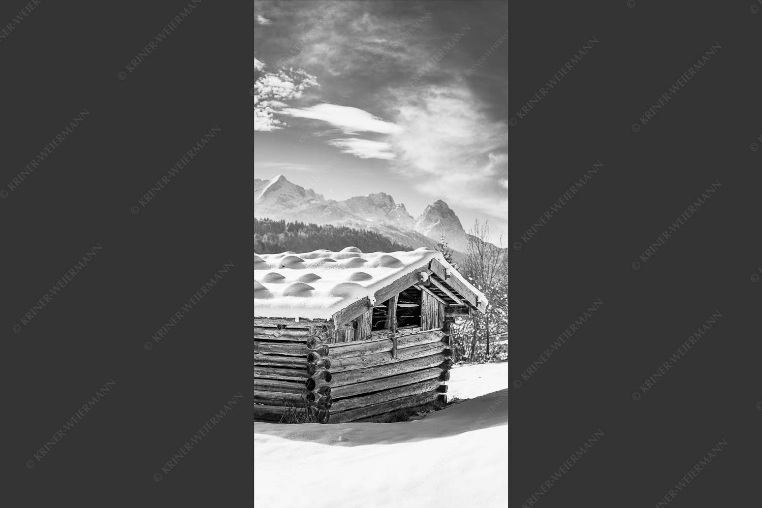 Traditioneller, Schindelgedeckter Heustadel mit Zugspitzmassiv im Wetterstein - Werdenfelser Stadel 1:2 sw -- Heustadel im Winter - mehr Infos bei www.Kriner-Weiermann.de