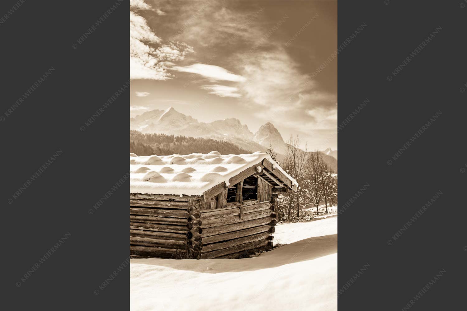 Traditioneller, Schindelgedeckter Heustadel mit Zugspitzmassiv im Wetterstein - Werdenfelser Stadel 2:3 sepia -- Heustadel im Winter - mehr Infos bei www.Kriner-Weiermann.de