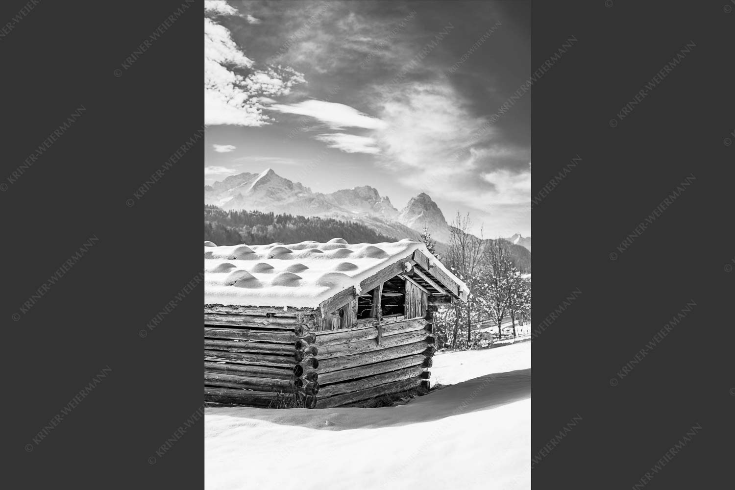 Traditioneller, Schindelgedeckter Heustadel mit Zugspitzmassiv im Wetterstein - Werdenfelser Stadel 2:3 sw -- Heustadel im Winter - mehr Infos bei www.Kriner-Weiermann.de