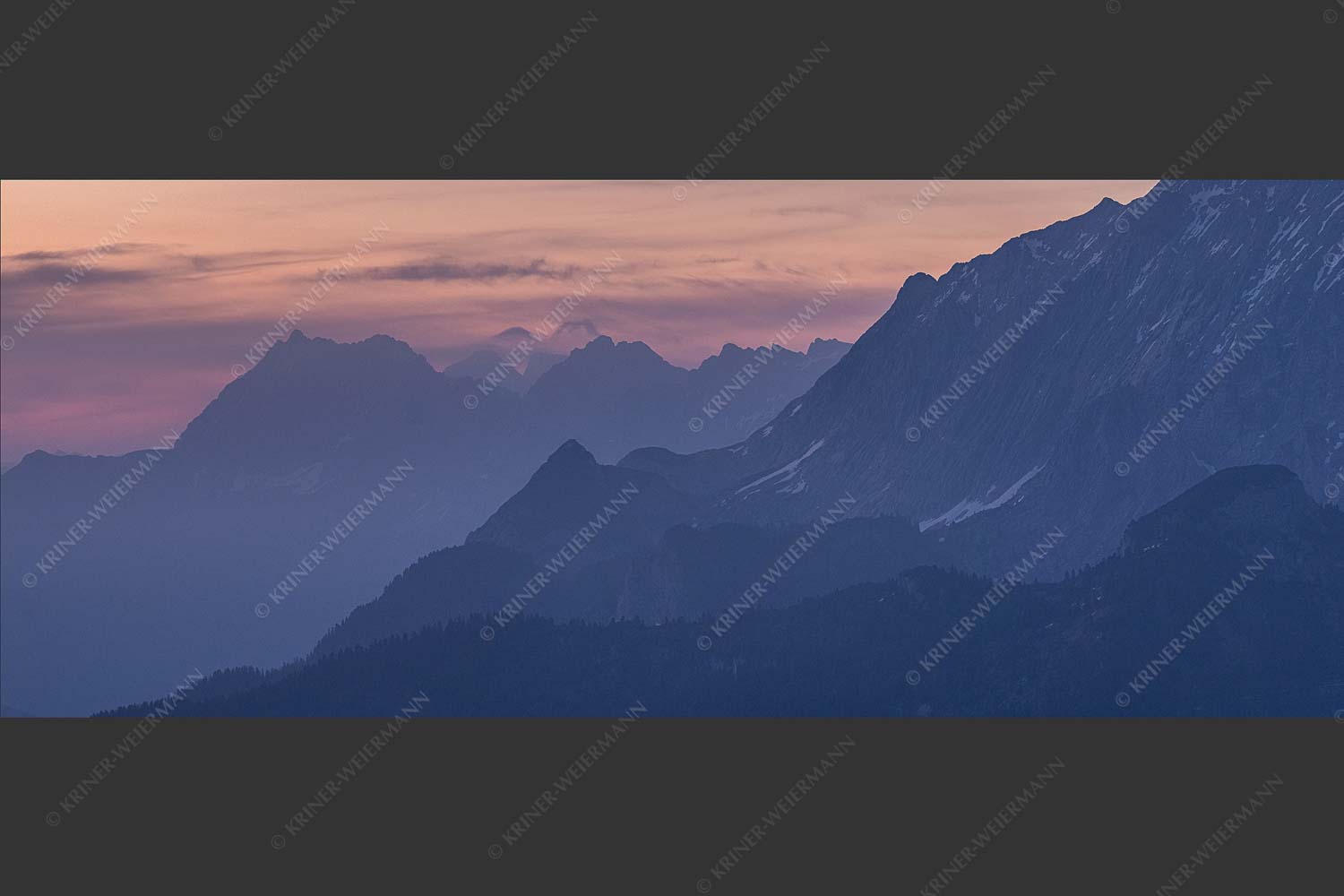 Mondsichel über Wettersteingrat mit Karwendel links daneben - Wetterstein Karwendel 2,5:1  -- Abendstimmung am Stuiben - mehr Infos bei www.Kriner-Weiermann.de