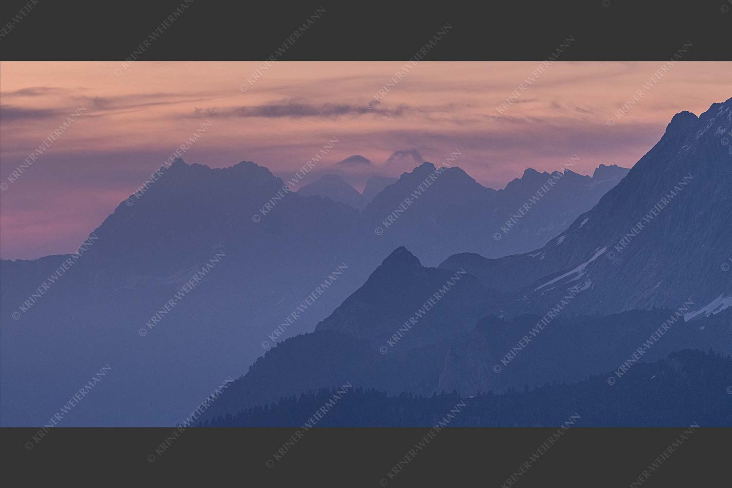 Mondsichel über Wettersteingrat mit Karwendel links daneben - Wetterstein Karwendel 2:1  -- Abendstimmung am Stuiben - mehr Infos bei www.Kriner-Weiermann.de