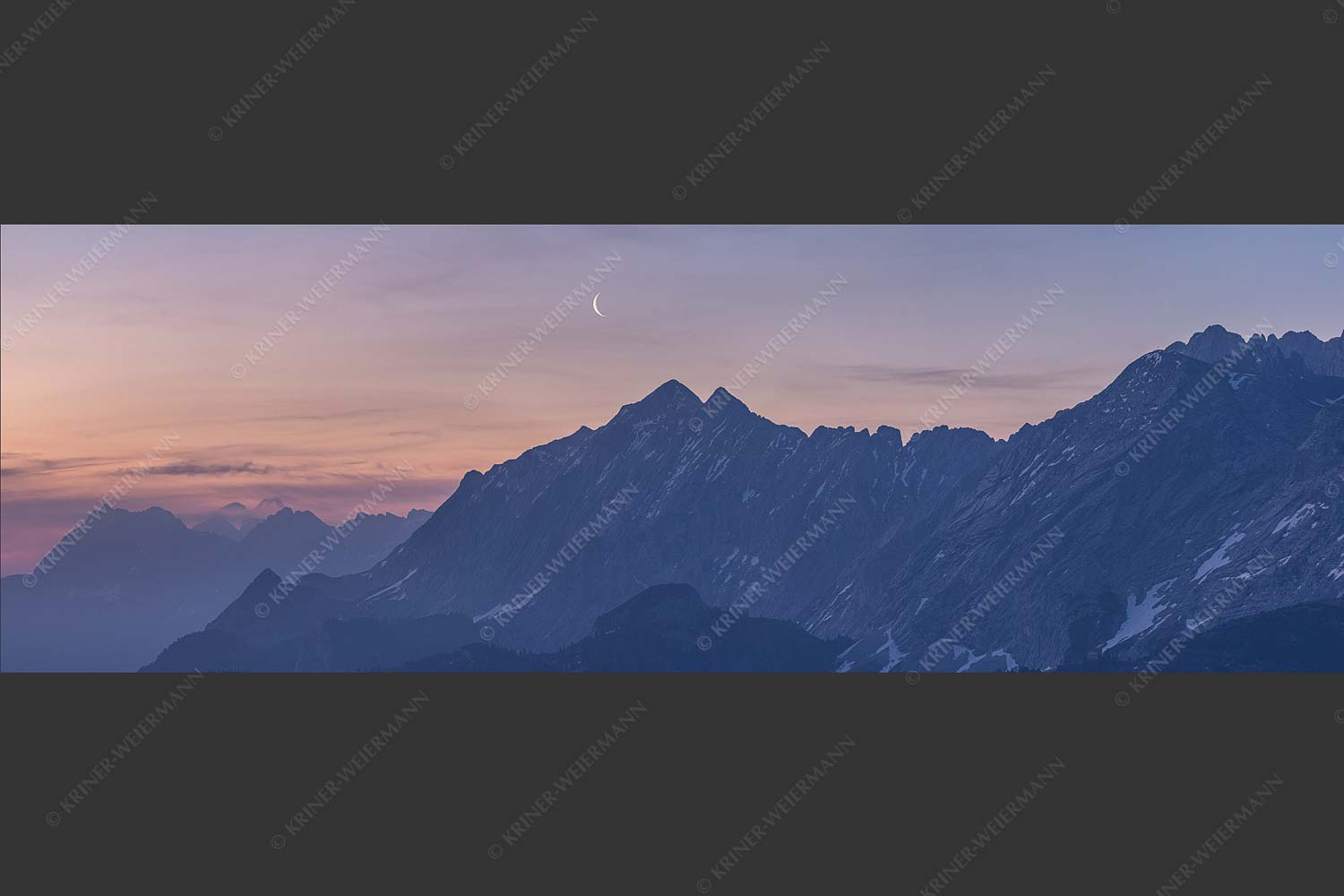 Mondsichel über Wettersteingrat mit Karwendel links daneben - Wetterstein Karwendel 3:1  -- Abendstimmung am Stuiben - mehr Infos bei www.Kriner-Weiermann.de