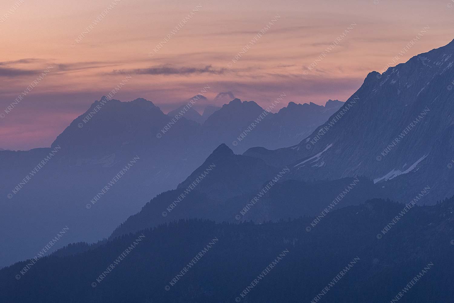 Mondsichel über Wettersteingrat mit Karwendel links daneben - Wetterstein Karwendel 3:2  -- Abendstimmung am Stuiben - mehr Infos bei www.Kriner-Weiermann.de