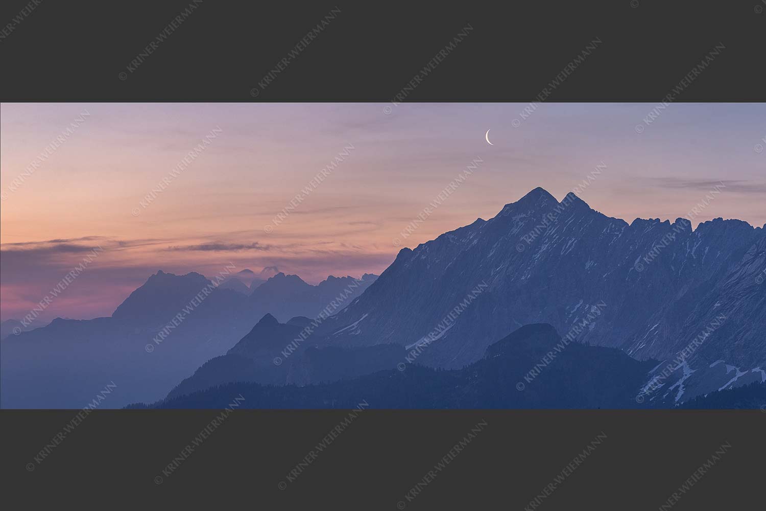 Mondsichel über Wettersteingrat mit Karwendel links daneben - Wetterstein Karwendel IIa 2,5:1  -- Abendstimmung am Stuiben - mehr Infos bei www.Kriner-Weiermann.de