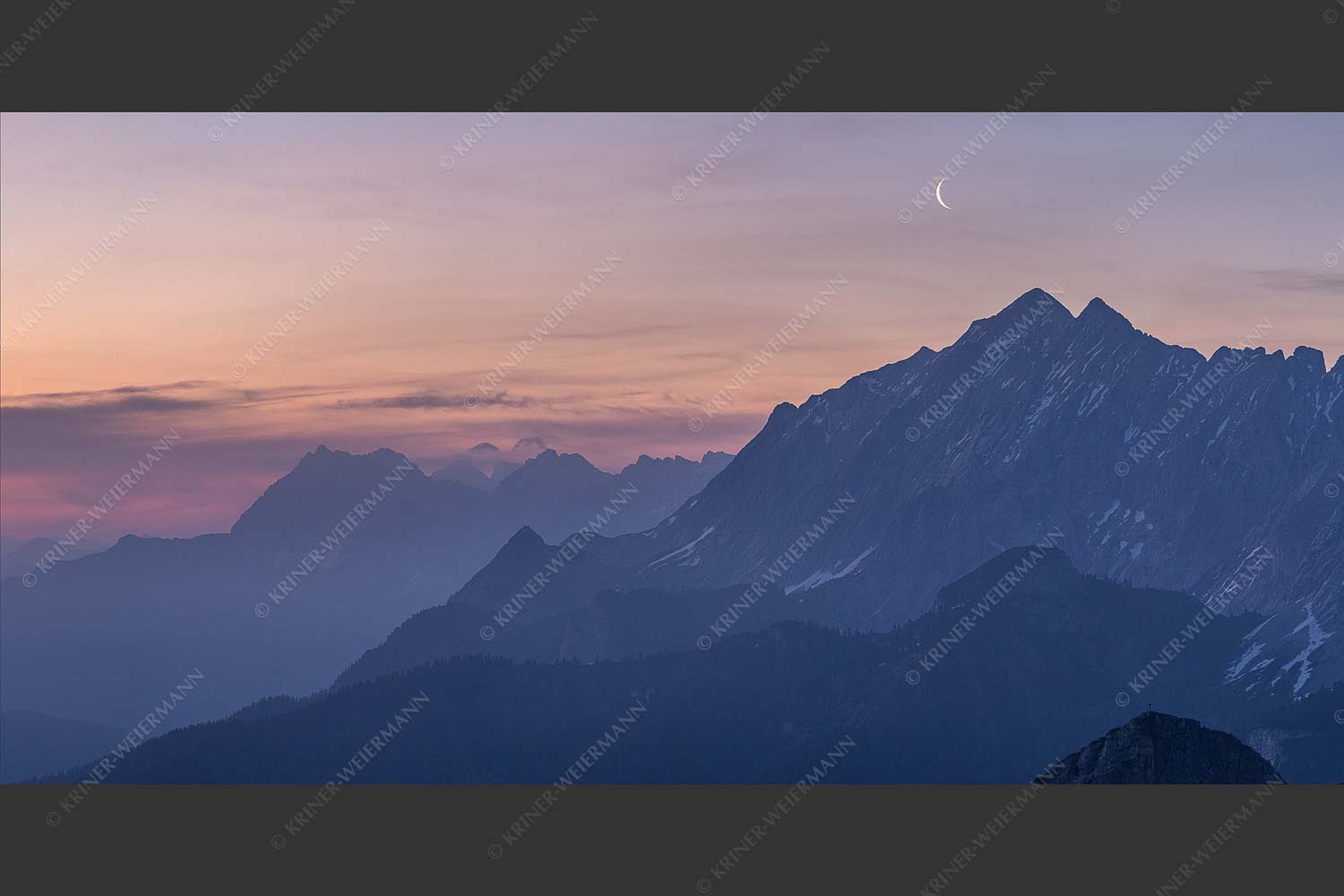 Mondsichel über Wettersteingrat mit Karwendel links daneben - Wetterstein Karwendel IIIa 2:1  -- Abendstimmung am Stuiben - mehr Infos bei www.Kriner-Weiermann.de