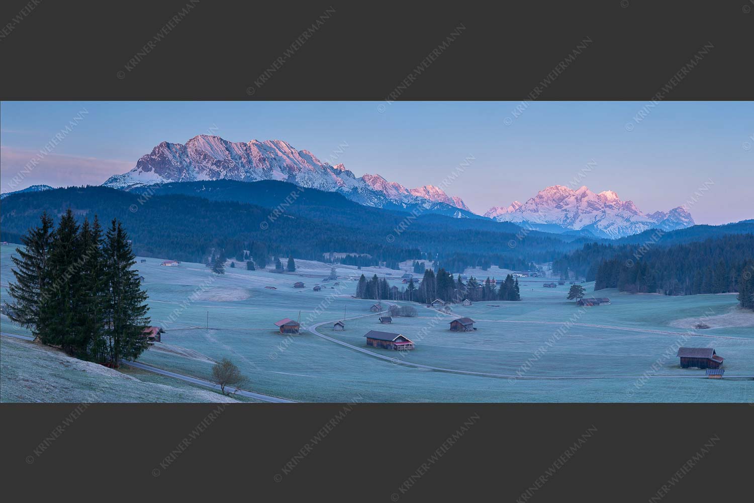 Wetterstein und Zugspitzmassiv - Wettersteinkette 2,5:1  -- Morgenstimmung vor Wetterstein - mehr Infos bei www.Kriner-Weiermann.de