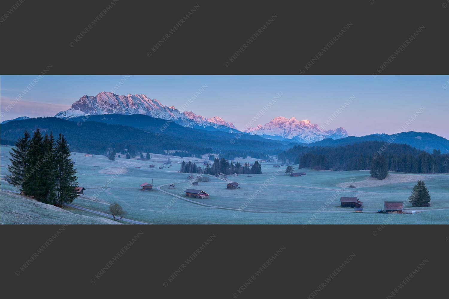 Wetterstein und Zugspitzmassiv - Wettersteinkette 3:1  -- Morgenstimmung vor Wetterstein - mehr Infos bei www.Kriner-Weiermann.de