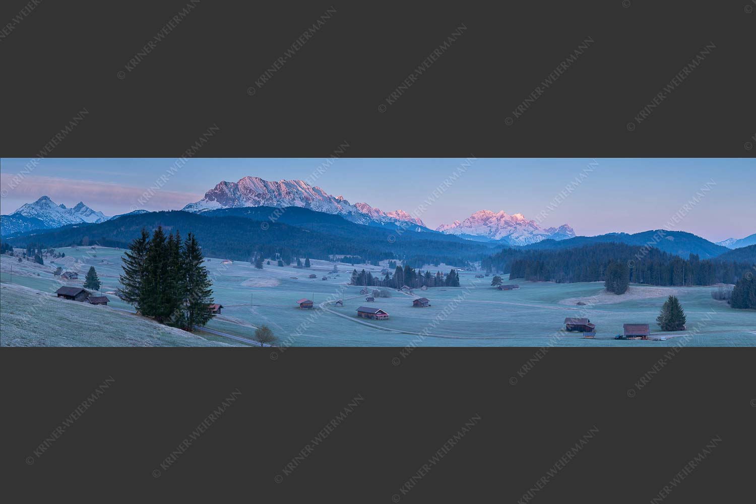Wetterstein und Zugspitzmassiv - Wettersteinkette 4:1  -- Morgenstimmung vor Wetterstein - mehr Infos bei www.Kriner-Weiermann.de