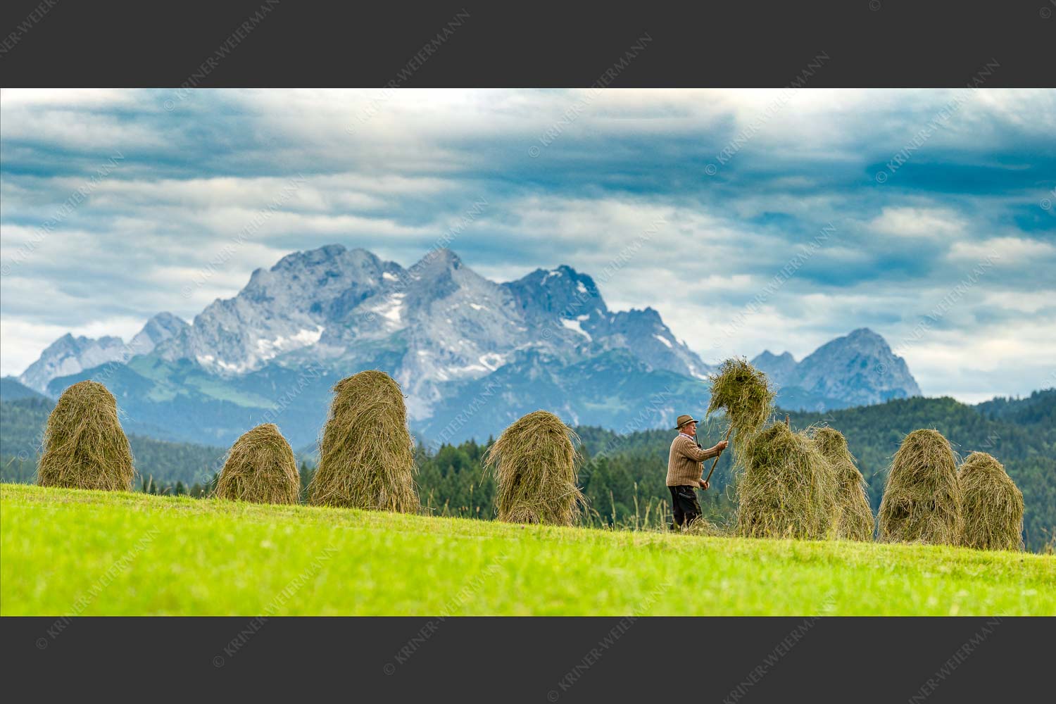 Stanker vor Zugspitzmassiv mit Hochblassen, Alpspitze, Zugspitze und Waxenstein - Wia friahra 2:1  -- Heuarbeit Heustankern - mehr Infos bei www.Kriner-Weiermann.de