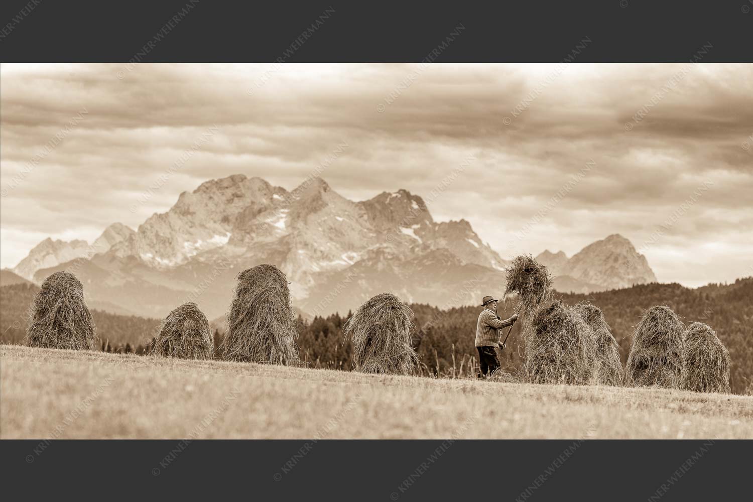 Stanker vor Zugspitzmassiv mit Hochblassen, Alpspitze, Zugspitze und Waxenstein - Wia friahra 2:1 sepia -- Heuarbeit Heustankern - mehr Infos bei www.Kriner-Weiermann.de