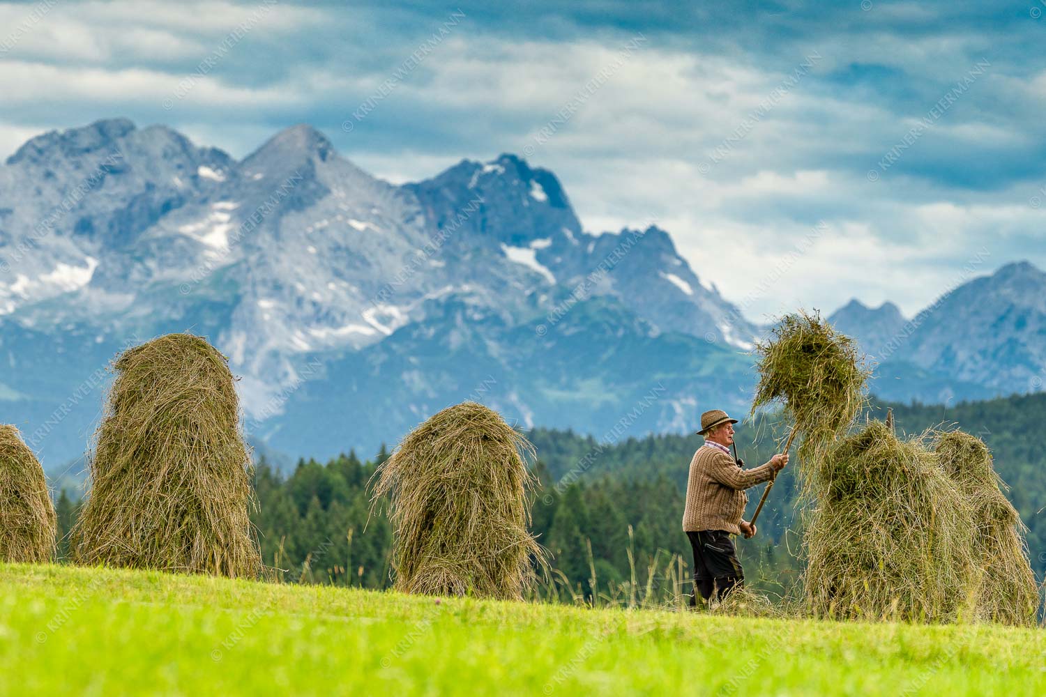 Stanker vor Zugspitzmassiv mit Hochblassen, Alpspitze, Zugspitze und Waxenstein - Wia friahra 3:2  -- Heuarbeit Heustankern - mehr Infos bei www.Kriner-Weiermann.de
