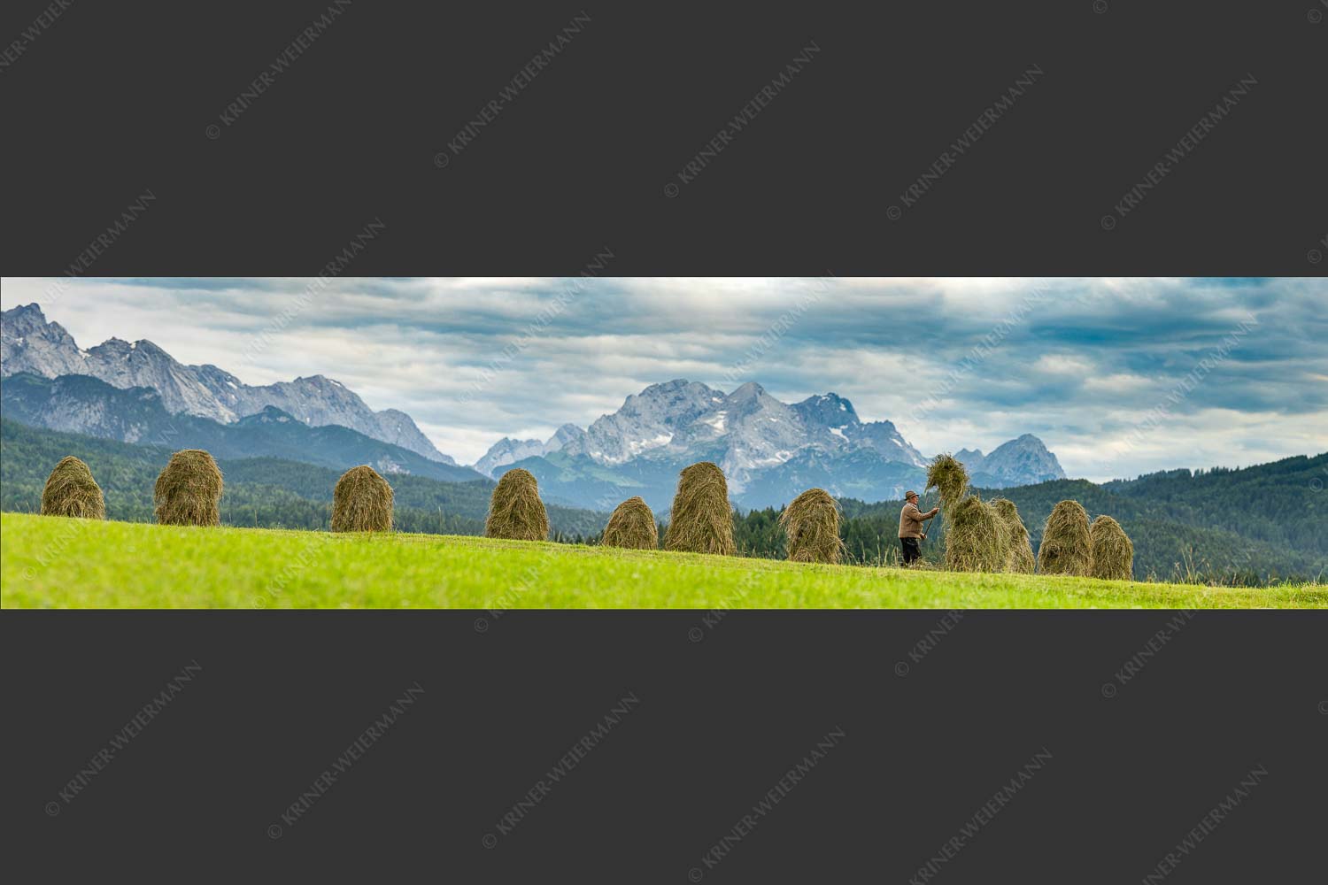 Stanker vor Zugspitzmassiv mit Hochblassen, Alpspitze, Zugspitze und Waxenstein - Wia friahra 4:1  -- Heuarbeit Heustankern - mehr Infos bei www.Kriner-Weiermann.de