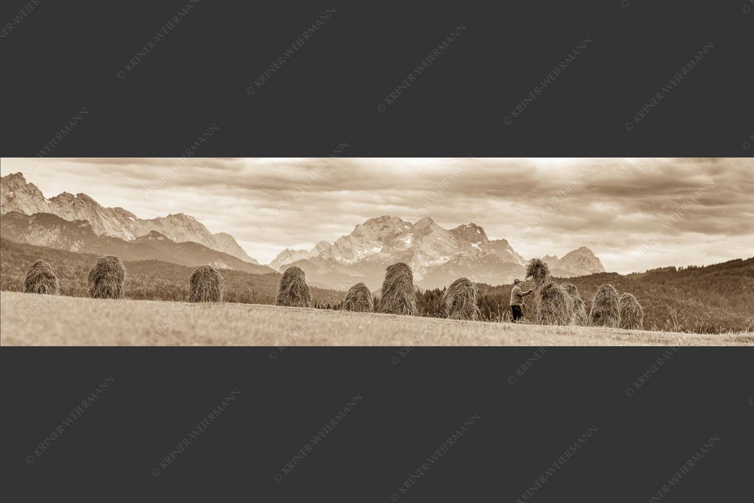 Stanker vor Zugspitzmassiv mit Hochblassen, Alpspitze, Zugspitze und Waxenstein - Wia friahra 4:1 sepia -- Heuarbeit Heustankern - mehr Infos bei www.Kriner-Weiermann.de