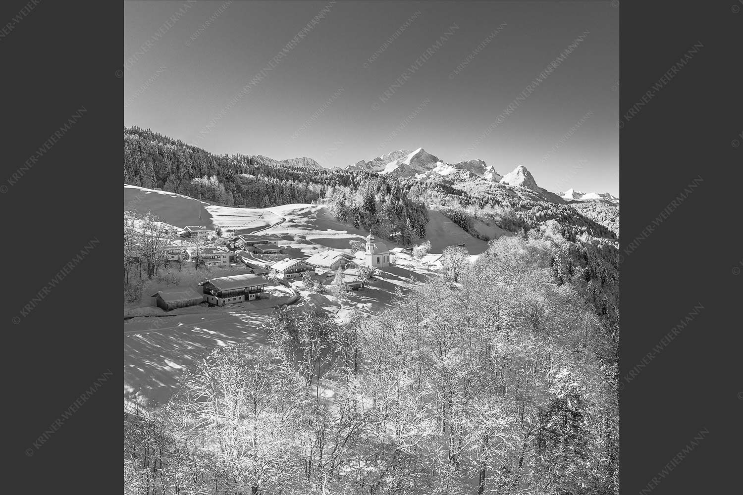 Wamberg mit Zugspitzmassiv und Garmisch-Partenkirchen - Winter am Wamberg 1:2 sw -- Alpspitze Zugspitze und Waxenstein - mehr Infos bei www.Kriner-Weiermann.de