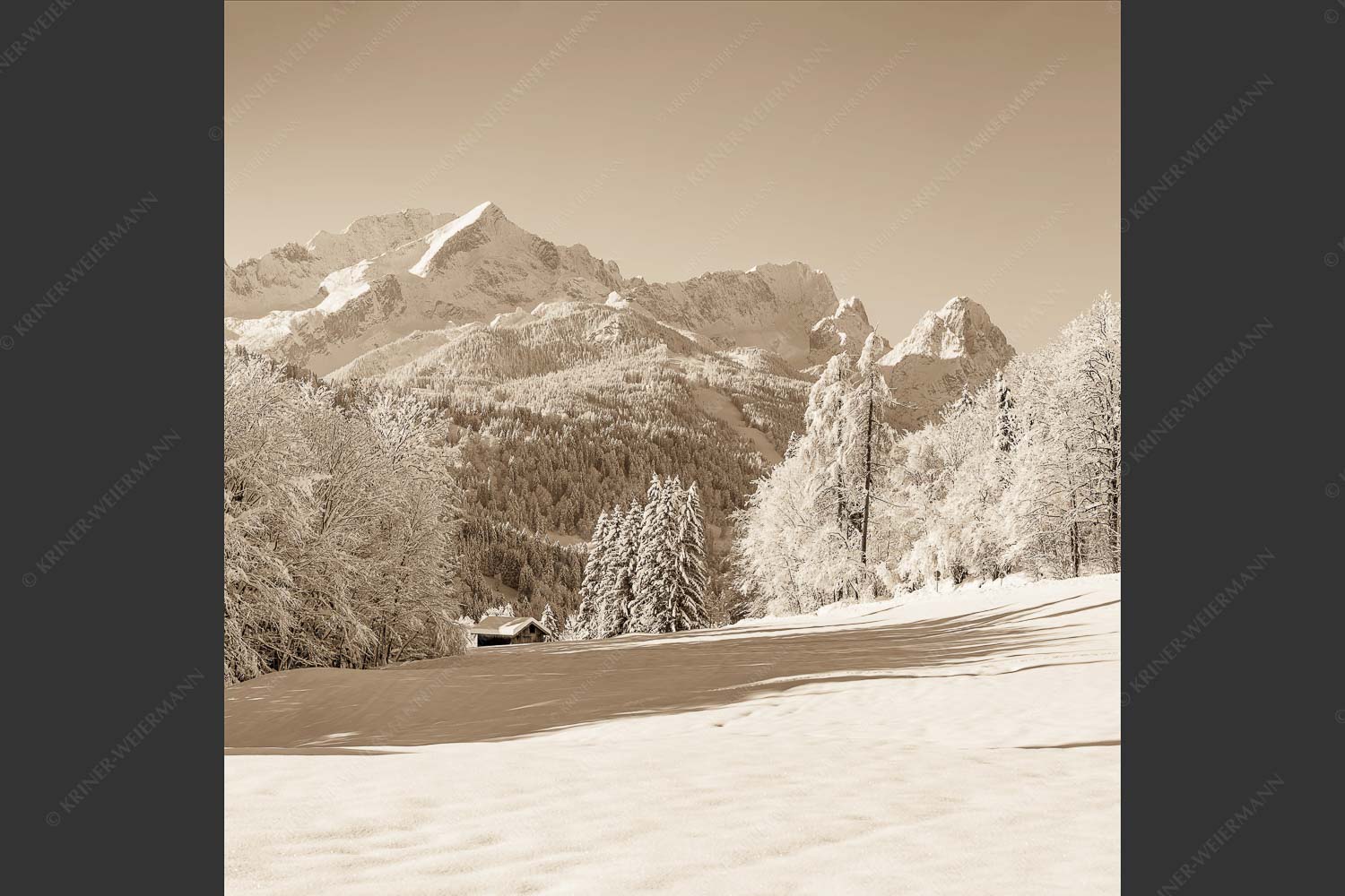 Winterlandschaft am Höfle mit Blick zum Zugspitzmassiv im Wetterstein - Winter im Werdenfels 1:1 sepia -- Alpspitze Zugspitze und Waxenstein - mehr Infos bei www.Kriner-Weiermann.de