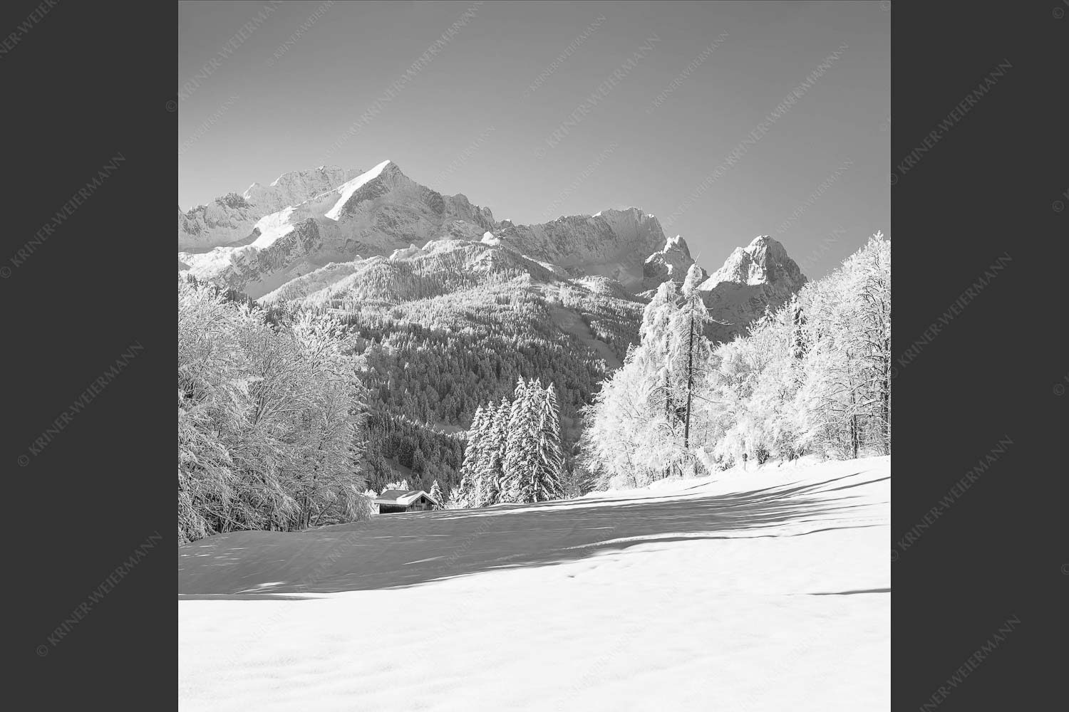 Winterlandschaft am Höfle mit Blick zum Zugspitzmassiv im Wetterstein - Winter im Werdenfels 1:1 sw -- Alpspitze Zugspitze und Waxenstein - mehr Infos bei www.Kriner-Weiermann.de