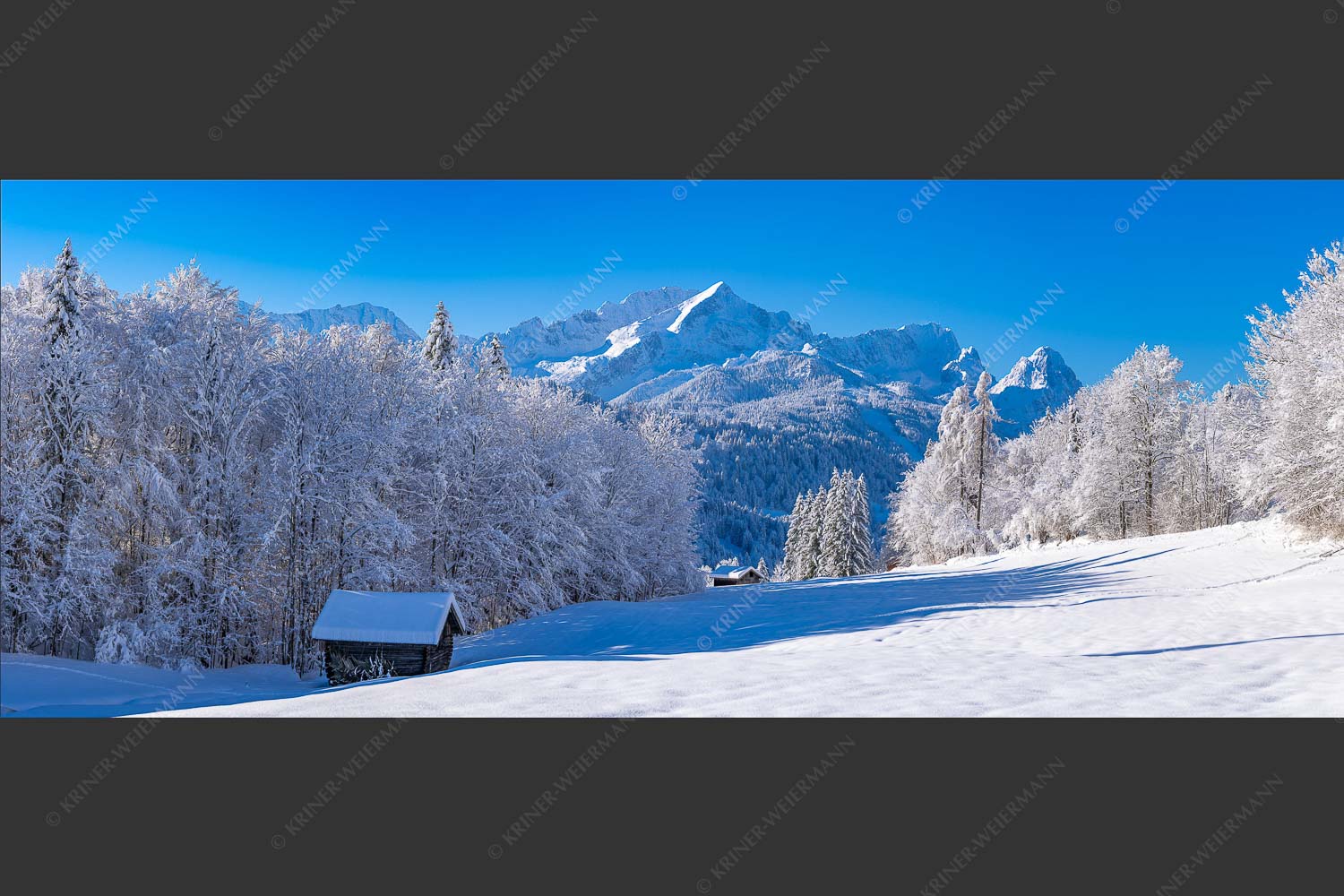 Winterlandschaft am Höfle mit Blick zum Zugspitzmassiv im Wetterstein - Winter im Werdenfels 2,5:1  -- Alpspitze Zugspitze und Waxenstein - mehr Infos bei www.Kriner-Weiermann.de