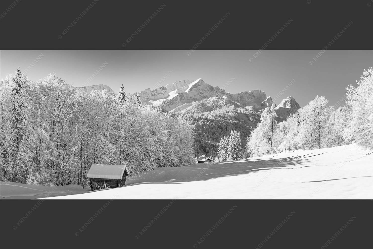 Winterlandschaft am Höfle mit Blick zum Zugspitzmassiv im Wetterstein - Winter im Werdenfels 2,5:1 sw -- Alpspitze Zugspitze und Waxenstein - mehr Infos bei www.Kriner-Weiermann.de