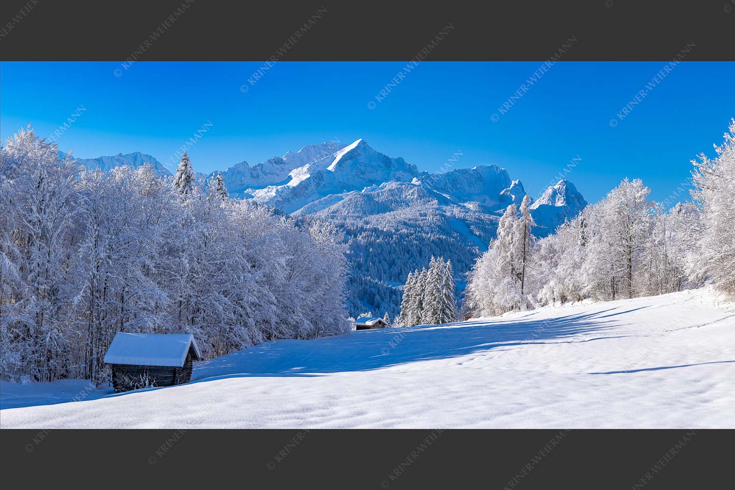 Winterlandschaft am Höfle mit Blick zum Zugspitzmassiv im Wetterstein - Winter im Werdenfels 2:1  -- Alpspitze Zugspitze und Waxenstein - mehr Infos bei www.Kriner-Weiermann.de
